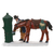 Figura de um cavalo descansando com um homem em um poço, representando um cenário natalino.