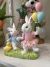 Dupla de Coelhos com Balões 25cm - PRÉ-VENDA