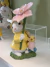 Coelho e Pintinho com Capa de Chuva 27cm - PRÉ-VENDA - (cópia)