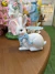 Mini Coelha Branca com Laço Azul 11cm PRÉ-VENDA
