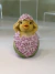 Pintinho com Flores Lilás 9,2cm - PRÉ-VENDA