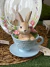 Coelho na xícara com tulipa Azul 15cm - PRÉ-VENDA