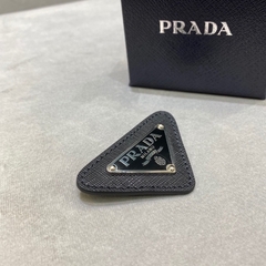 broche prada metal couro branco ou preto