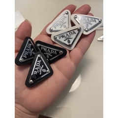 broche prada metal couro branco ou preto - comprar online