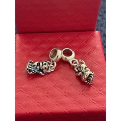 Imagem do berloque charm stitch no castelo ( lilo e stitch)