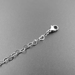 pulseira coração mini delicada na cor prata - berloque da nina