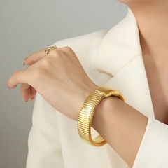￼bracelete luxo grande aço dourado ouro fechamento em trava - berloque da nina