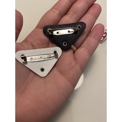 broche prada metal couro branco ou preto - comprar online