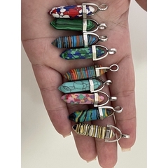 colar obelisco pêndulo colorido pedra sintética - comprar online