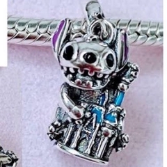 berloque charm stitch no castelo ( lilo e stitch) - berloque da nina