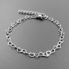 pulseira coração mini delicada na cor prata