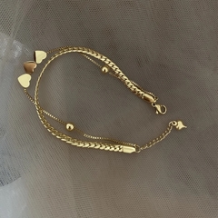 ￼pulseira dupla dourada semi joia corações e corrente - berloque da nina