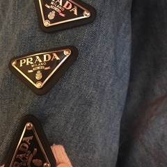 broche prada metal couro branco ou preto - loja online