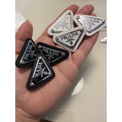 broche prada metal couro branco ou preto - berloque da nina