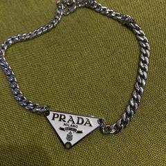 colar prada logo corrente esmaltado aço inoxidavel - berloque da nina
