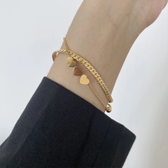 ￼pulseira dupla dourada semi joia corações e corrente - comprar online