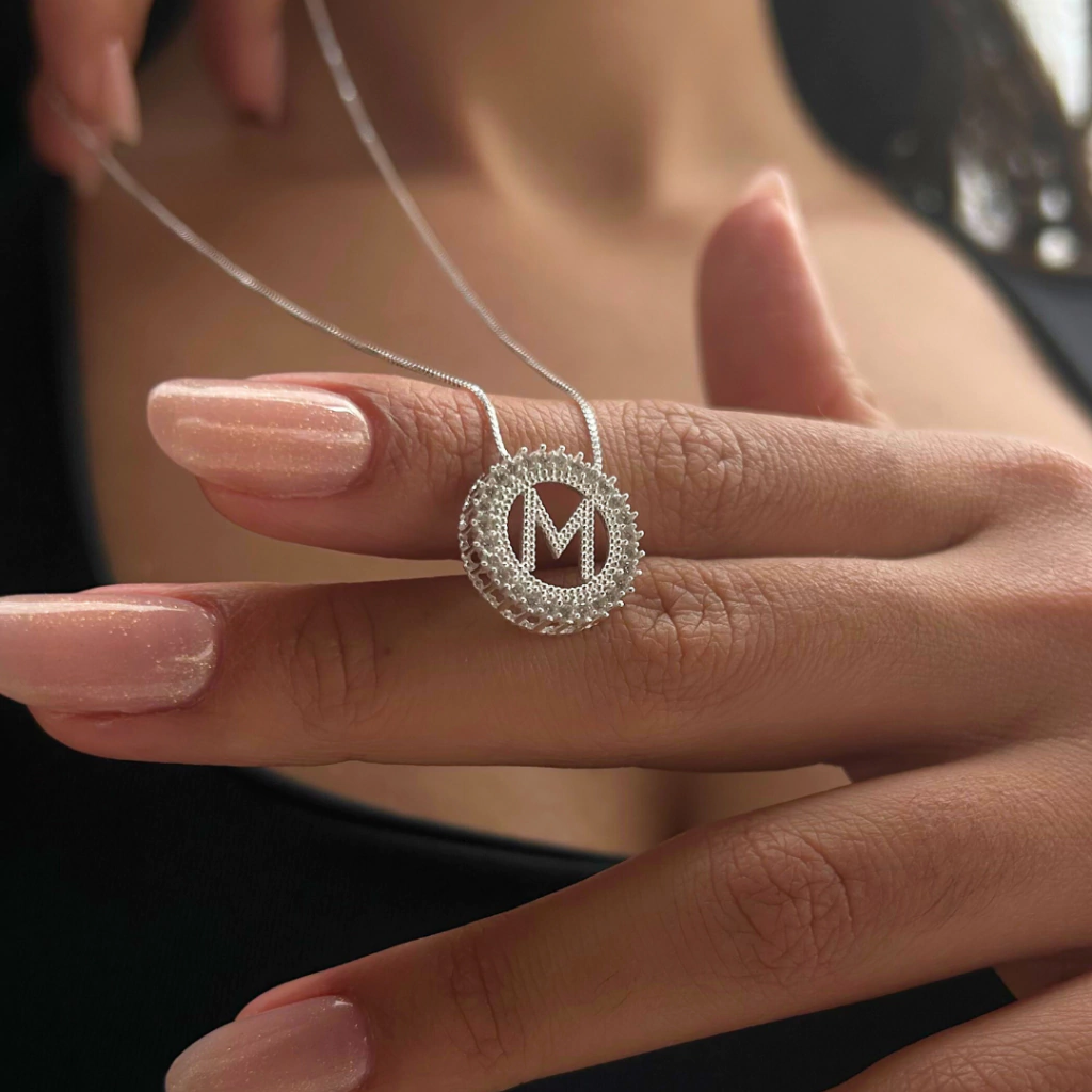 Colar Letra Medalha Cravejada