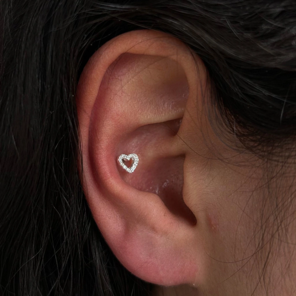 Piercing Coração Vazado Cravejado