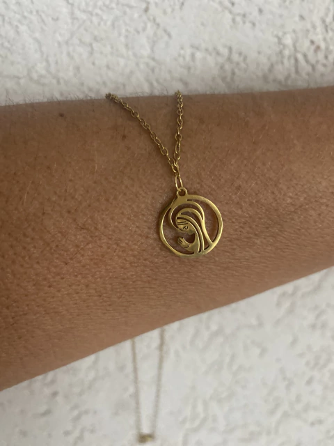 Collar Virgen Niña Calada · acero gold en internet