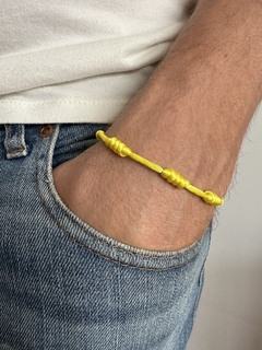 Pulsera siete nudos amarilla ( inteligencia, estudios) 2 mm