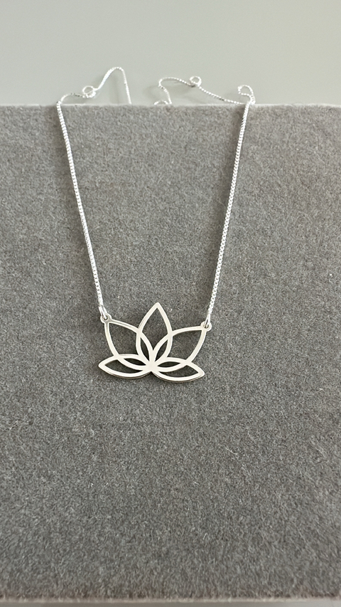 COLAR FLOR DE LÓTUS VAZADA