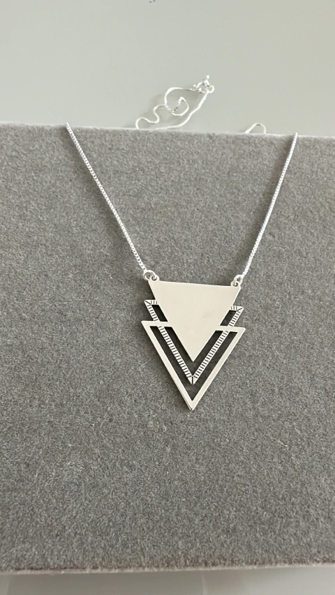 COLAR TRIÂNGULOS CHAPA