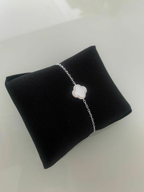 PULSEIRA TREVO MADREPÉROLA CRAVEJADA