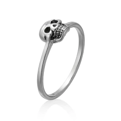 Anel de prata 925 com design de caveira detalhada na parte superior