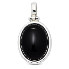 Pingente oval com pedra ônix natural preta, envolto em aro de prata 925 polida