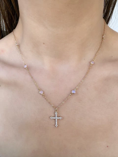 Colar Pingente Cruz Cravejada com Zircônia Rosa Dourado