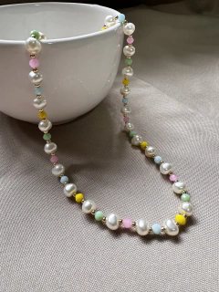 Colar Pérola com Esfera e Cristais Coloridos Dourado - comprar online