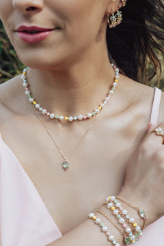 Colar Pérola com Esfera e Cristais Coloridos Dourado