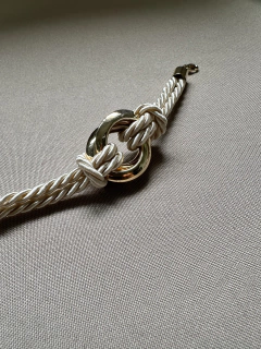 Pulseira Corda Nude com Pingente Ondas Dourado - Permita-se Acessórios