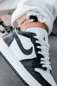 Jordan low blanco y negro charol - comprar online