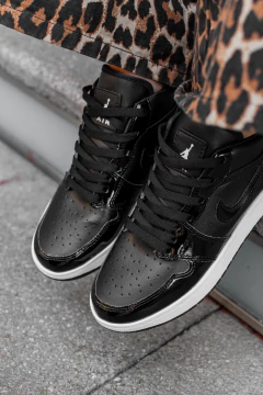 Jordan low negras charol en internet