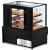 Balcão expositor refrigerado preto com prateleiras de vidro exibindo doces variados em confeitaria