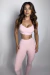 Mulher vestindo conjunto Timeless Moda Gringa rosa claro, composto por top com bojo e calça legging de tecido confortável.