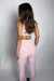 Mulher vestindo conjunto fitness Timeless Moda Gringa rosa claro, vista de costas, destacando o design confortável e justo.