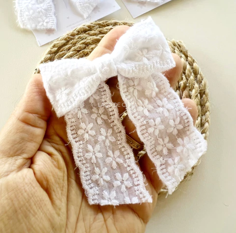 1 Peça de laço de fita rendada / cor branca/ tamanho M 9cm / acabamento bico de pato semi forrado - comprar online