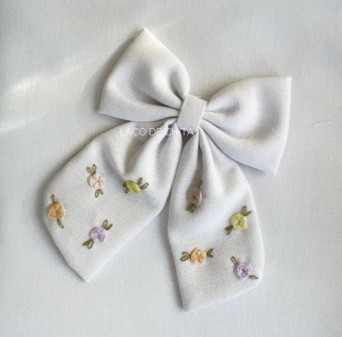 Laço com pontas bordado