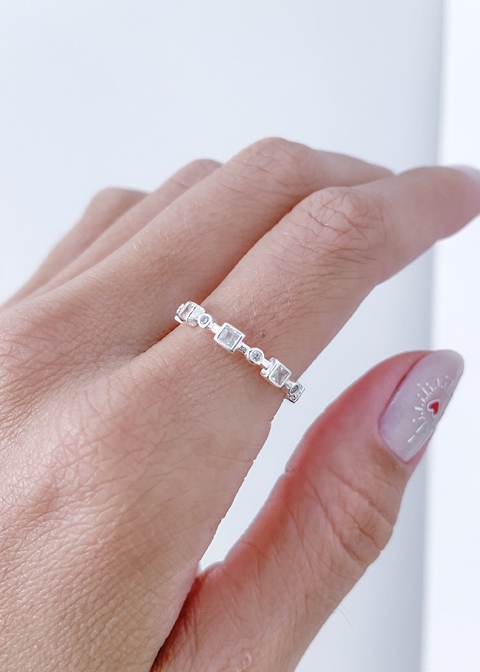 Anel mini zircônias quadras e redondas