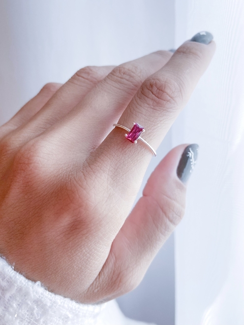 Anel retangular rosa escuro