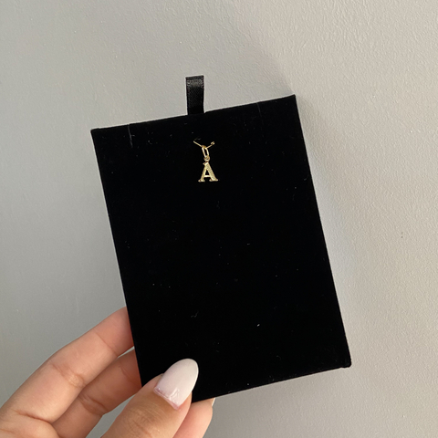 PINGENTE MINI INICIAL DETALHES DOURADO
