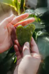 GUA SHA DE JADE - MODELO CORAZÓN