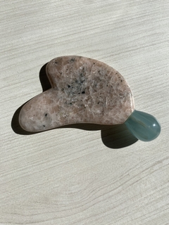GUA SHA CORAZÓN CON MANGO ACUPRESOR