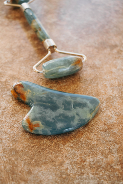 GUA SHA ONIX CIELO - MODELO CORAZÓN