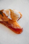 GUA SHA ONIX ROJO TOLAR ~ MODELO CORAZÓN