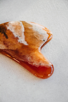 GUA SHA ONIX ROJO TOLAR ~ MODELO CORAZÓN