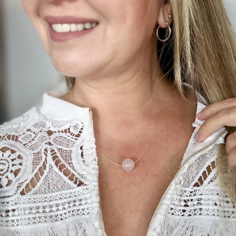 Colar Invisível de Quartzo Leitoso - comprar online