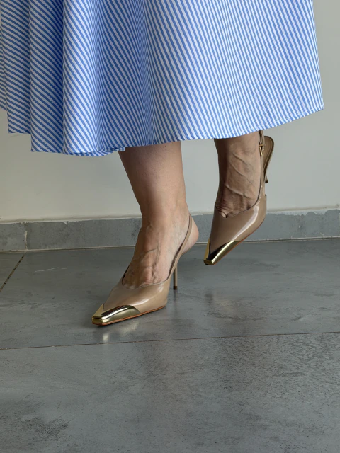 Slingback Biqueira de Metal Couro Marrom - Schutz